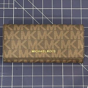 Authentic Michael Kors logo wallet. Preloved. Snap closure. Make an offer.